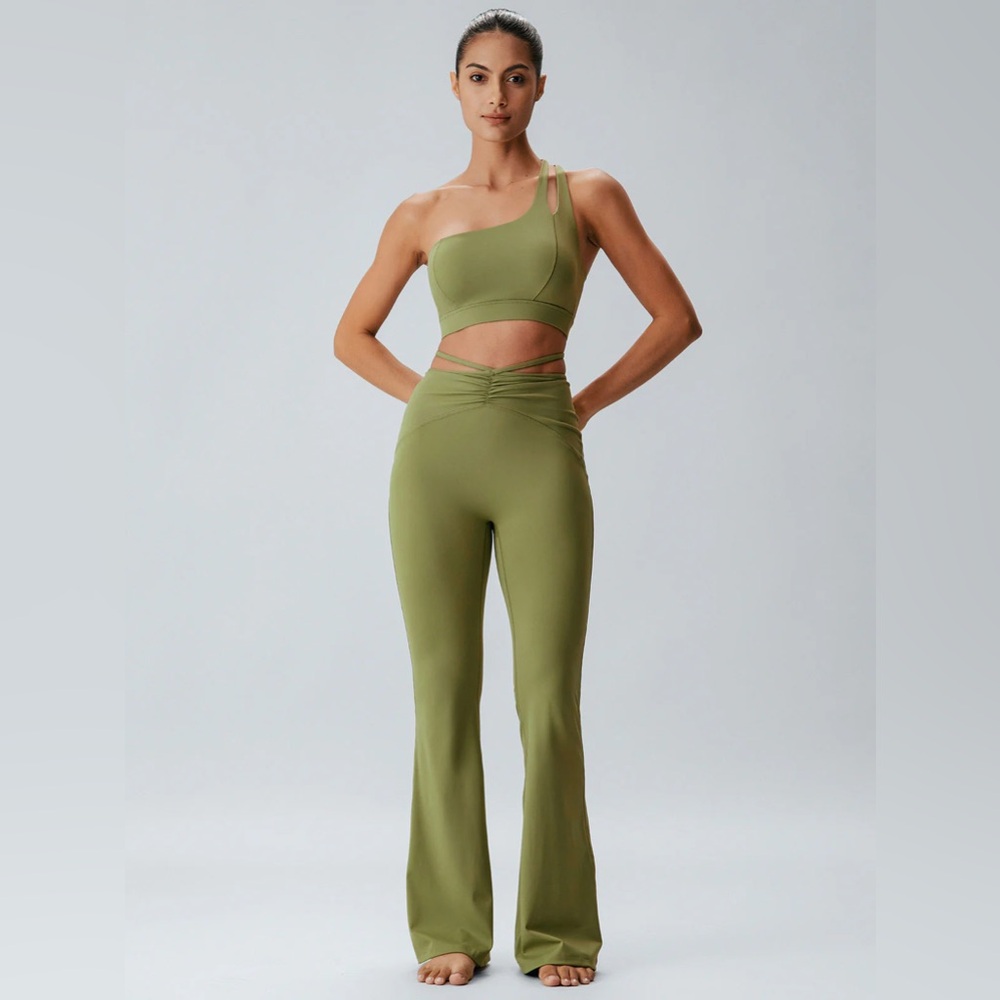 Berlook Activewear Green Ruched Cutout Sports Bra - Picture 4 of 9